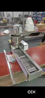 Donut making machine