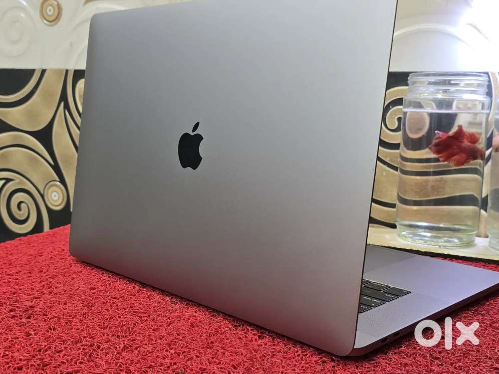 Apple Macbook Pro i9 16gb 512gb 5.5gb GRAPHICS 15inch Retina Touchbar