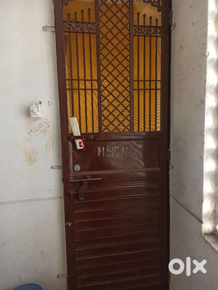 Rent 2 bhk flat main in city near to all main areas all shop are near