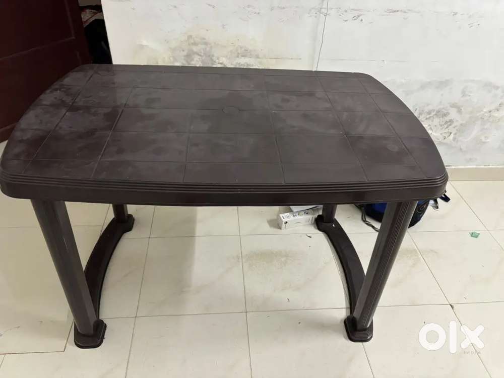 Plastic dining table