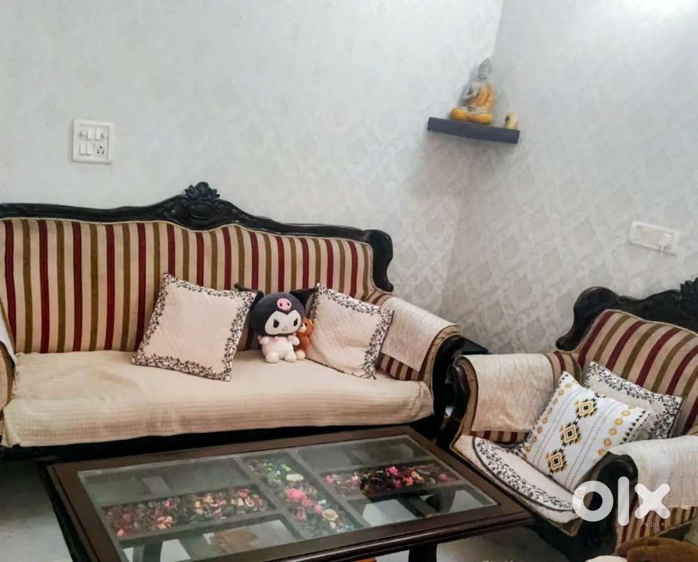 Sofa selling with free table