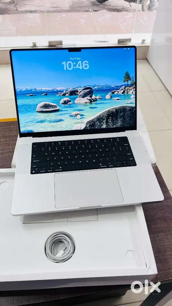 MacBook Pro M3 Pro 16 inch battery health 92% with box and charger