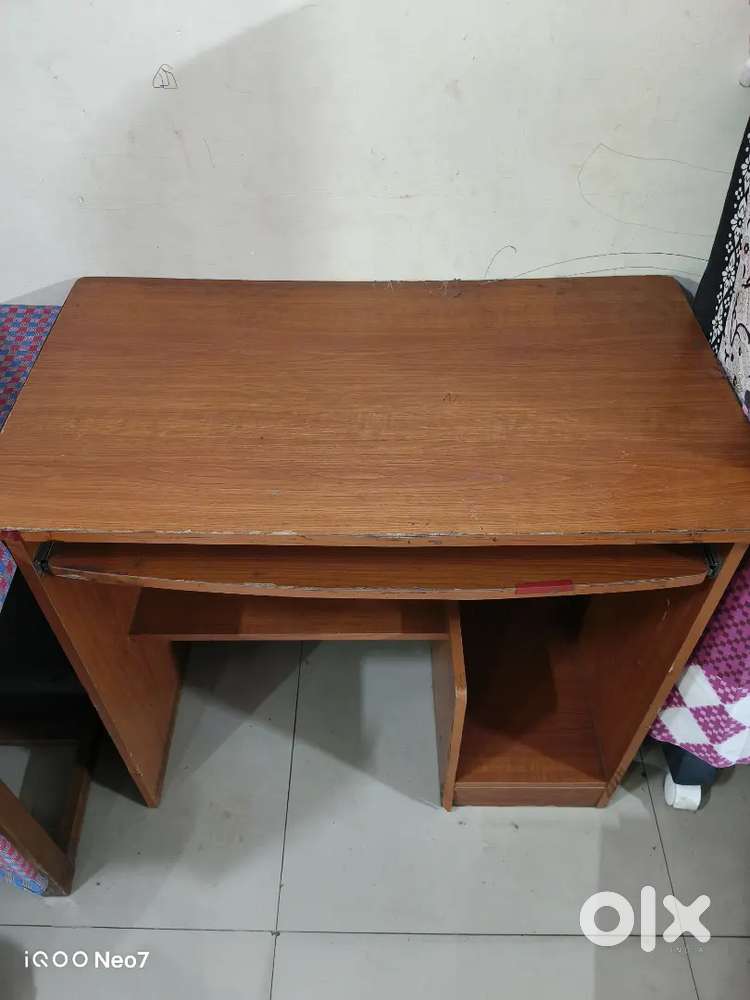 Computer table