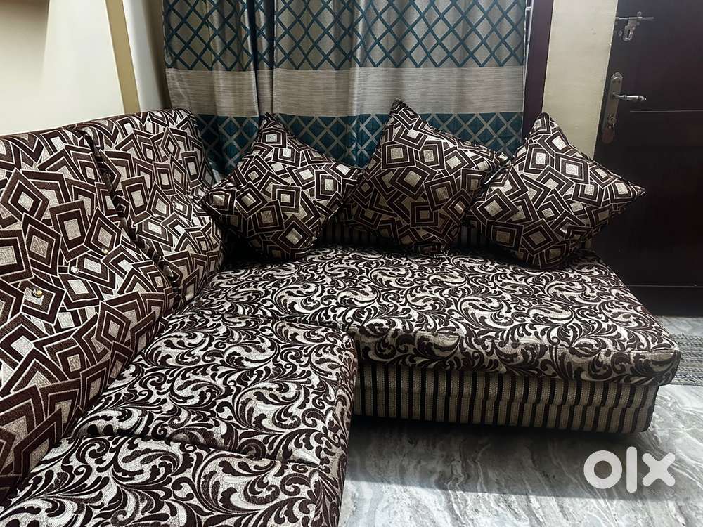 Corner sofa with 4 pillows