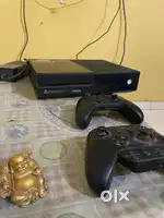 Xbox One with Motion Sensor + 1 Remote + GTA 5 CD, Gear of War 1-4 CD