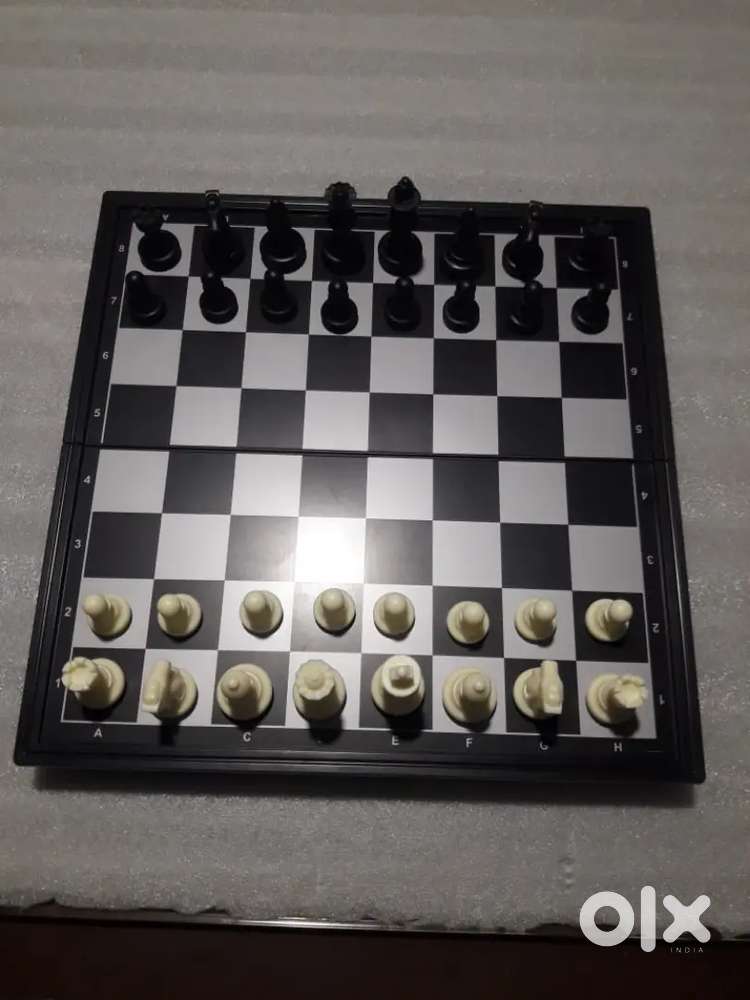 Magnetic foldable chess board