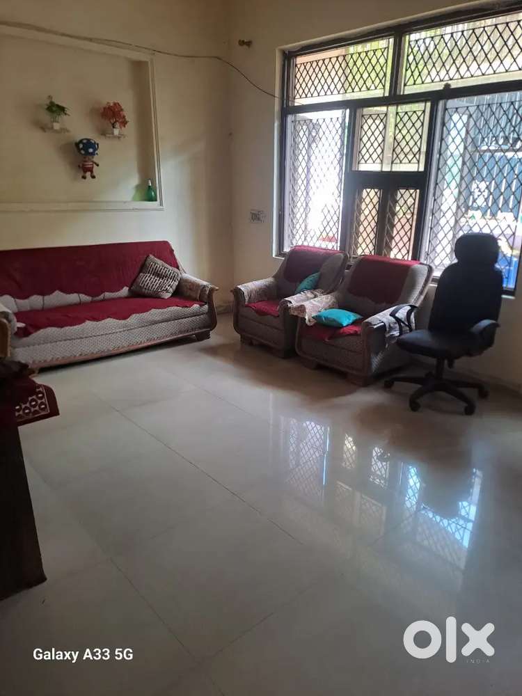 2 bhk sharing mei hai 1 room khali hai only bachelor .6k rent+ 1k maid