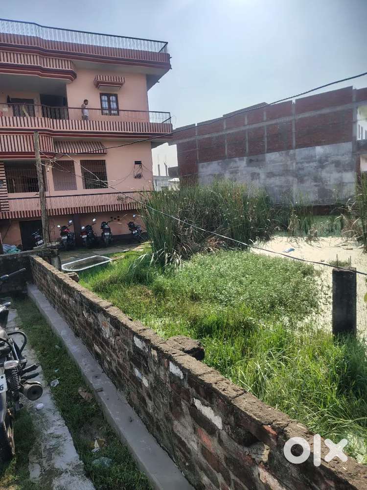 Colony ke ander plot hai