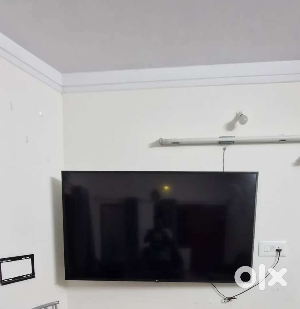 LED TV (70) in black colour