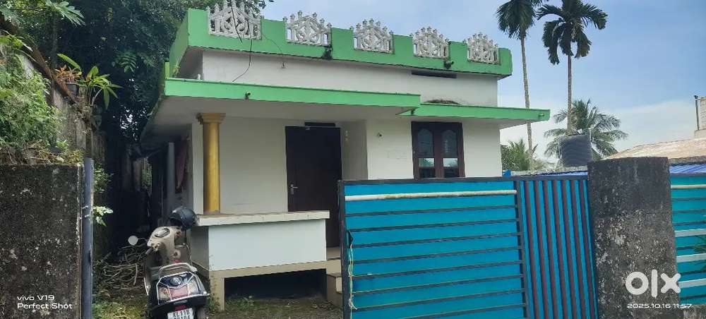 Iringadanpalli bypass 6 cent 2 bedroom old house for sale