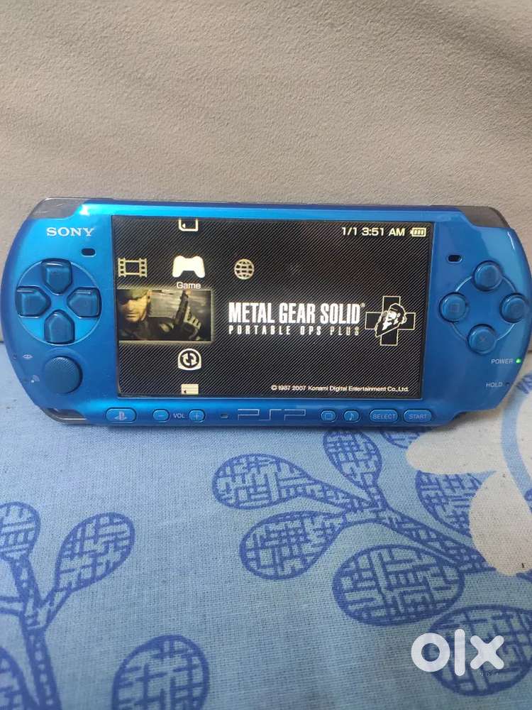 Sony psp 3000 crystal blue in mint condition with 13 games as well