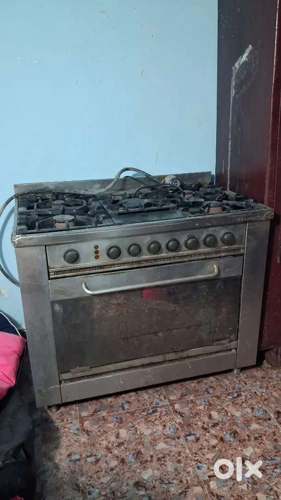 Heavy duty stove, with 5 burners + Oven