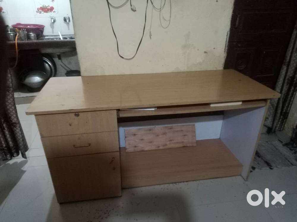 Computer Table  6×3 is in good condition