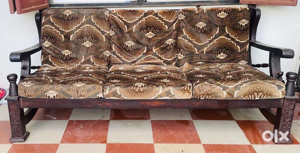 Seesham wood 5 Seater Sofa set with cushion