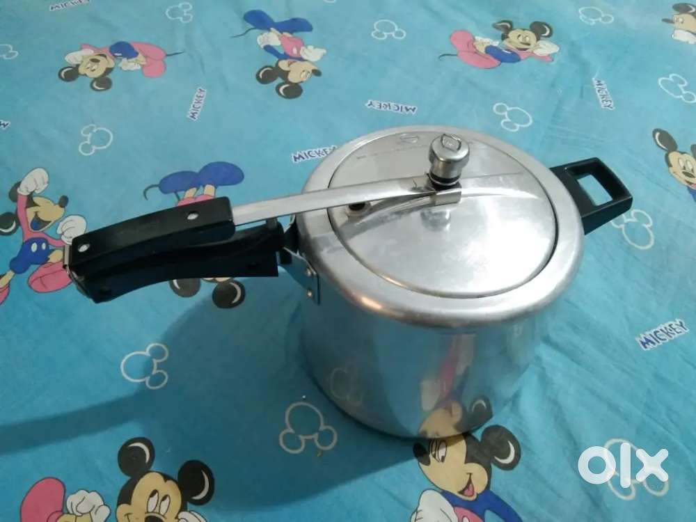 Hawkins pressure cooker 6.5ltr on sale