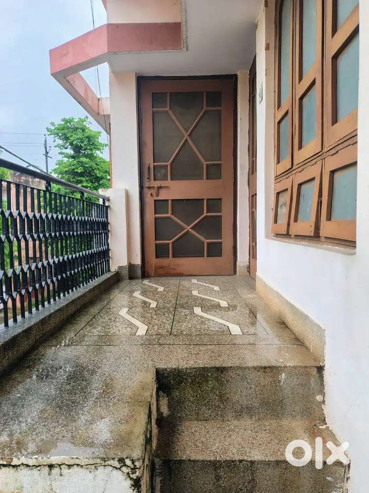 3 BHK FIRST FLOOR AVAILABLE FOR FAMILY