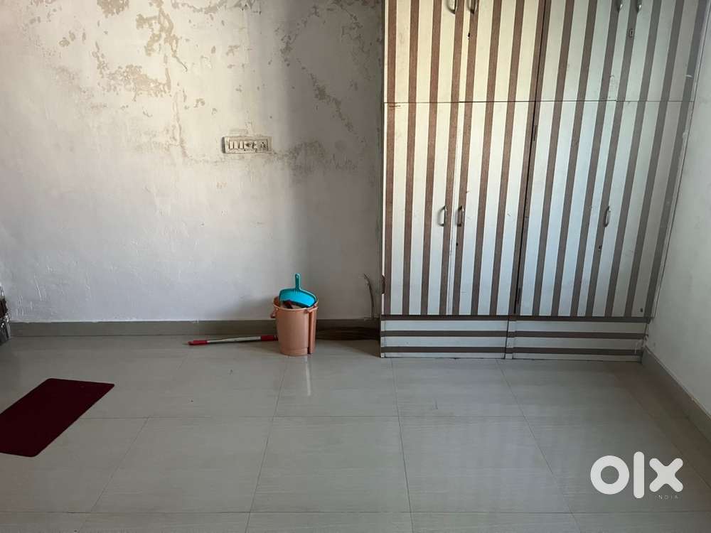 Sharing roommate girl