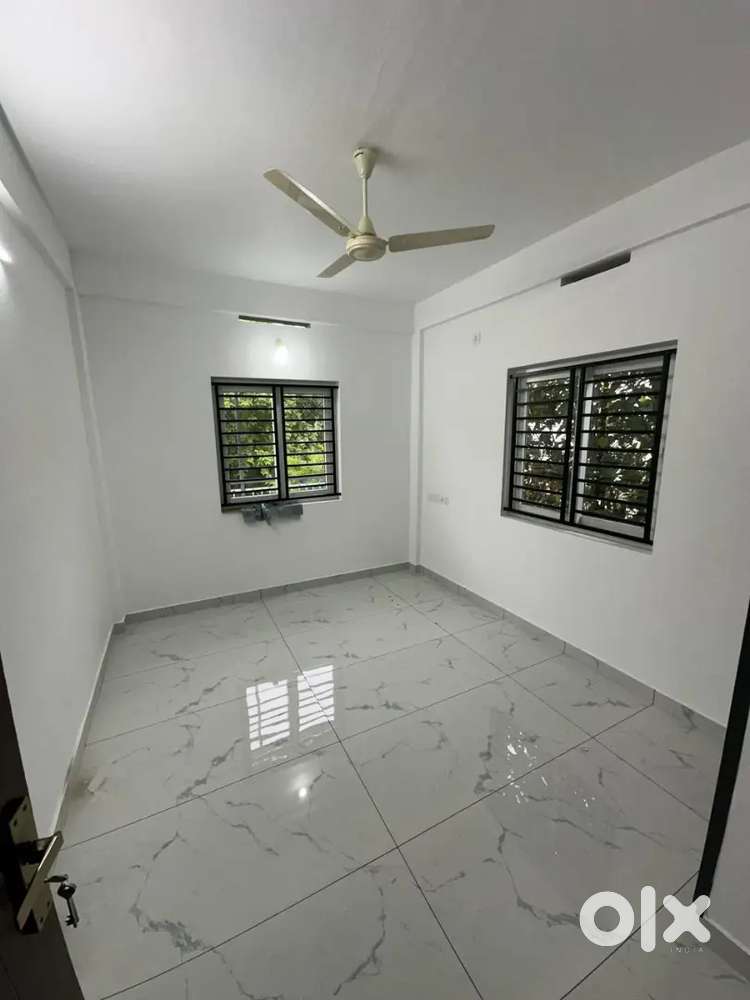 Commercial Building for Sale – ₹3.5 Cr, ₹1.5L Income,MANALIMUKKU