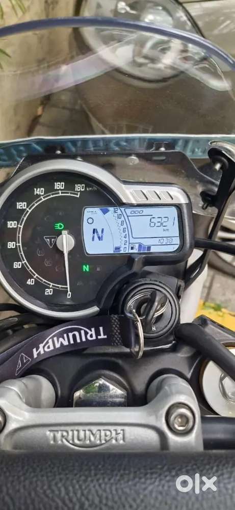Triumph 400x. Well maintened. 1 year old