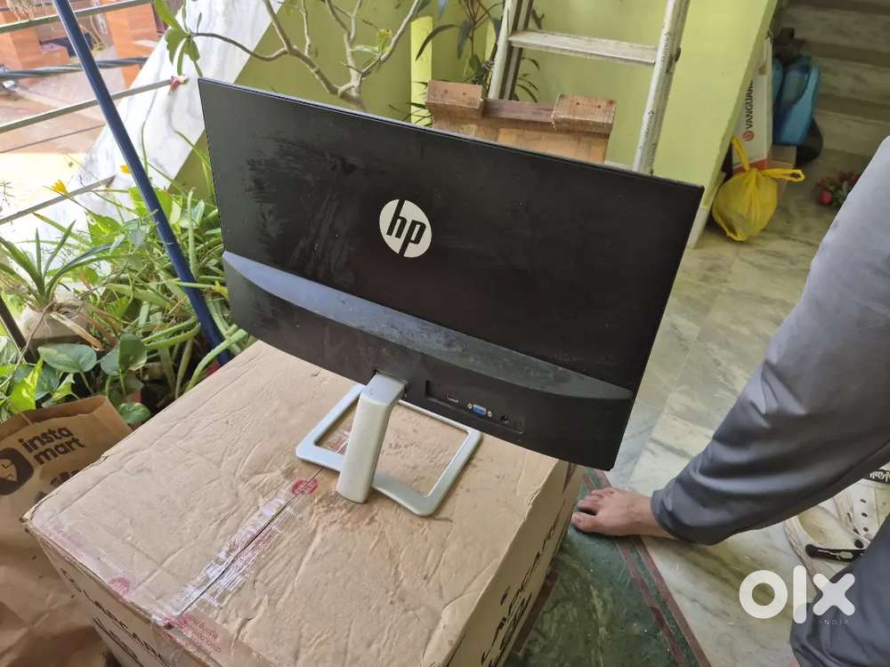 Hp monitor 24in in good condition.