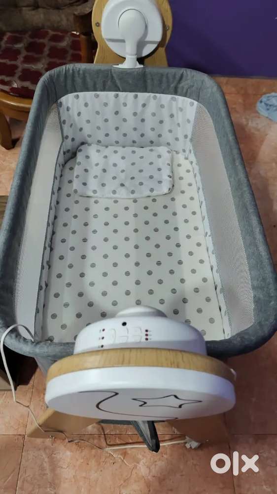 Automatic swinging cradle with music