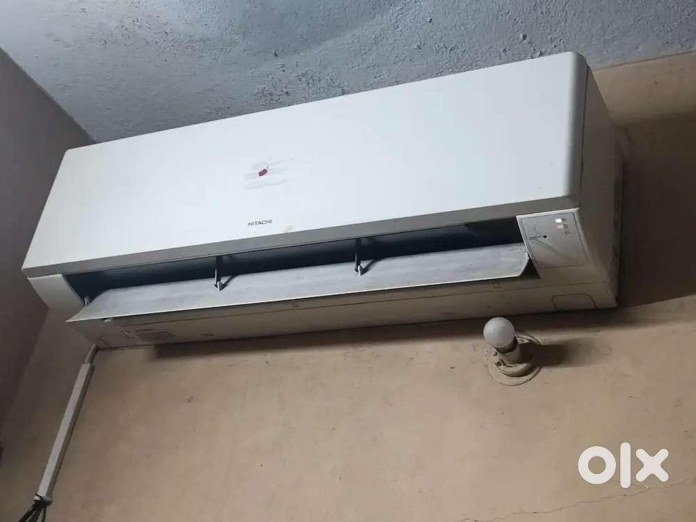Hitachi 1.5 ton AC in good condition