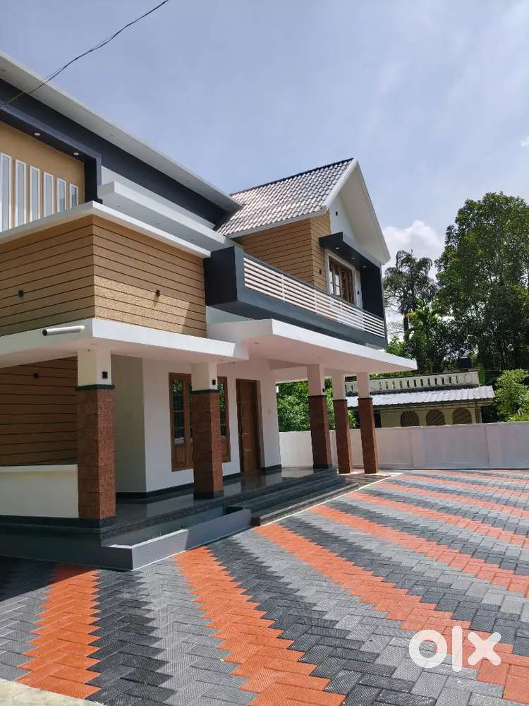 8.5 cent land with 3 bhk house for sale in kanjoor,near aluva,airport