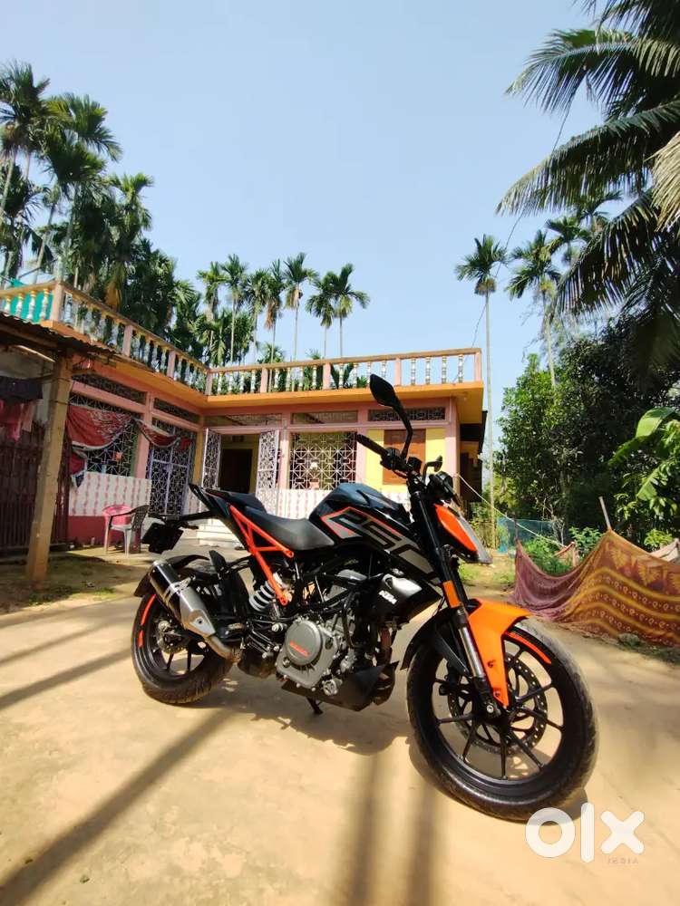Ktm duke 250 bs6 black and orange colour