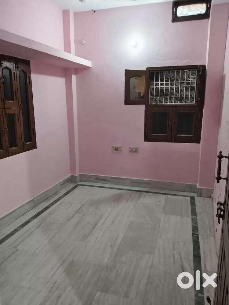 1spacious room vacant in 2bhk need flatmate students preference