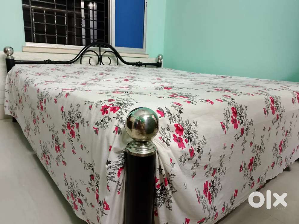 Iron khat size 6/7 & 4' heigt steel almirah .Location - kanchrapara