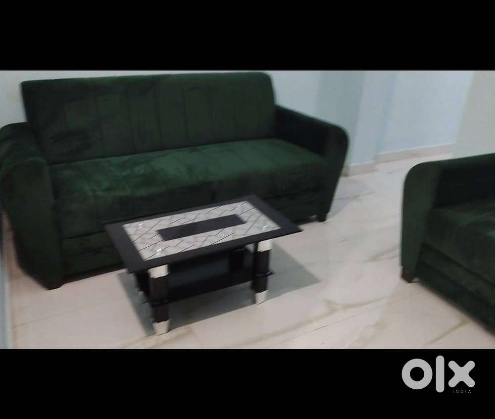 2 month old 3+1+1 seater  sofa set with centre table