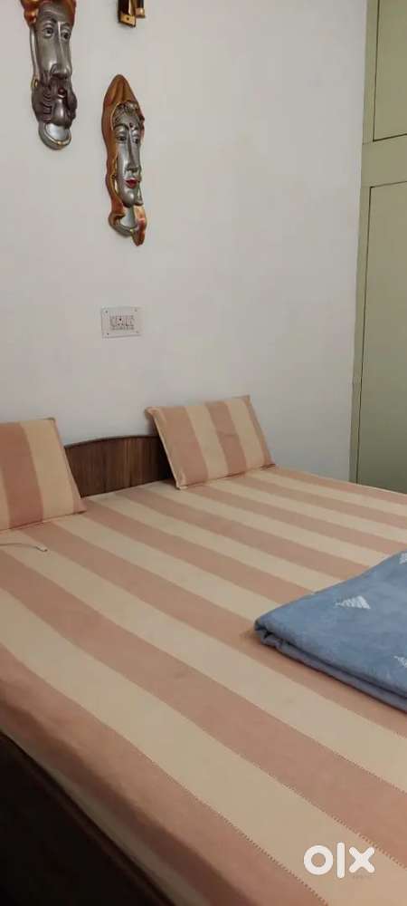 Bedroom, drawing room set bed frig ro gas gysr dinning table fan