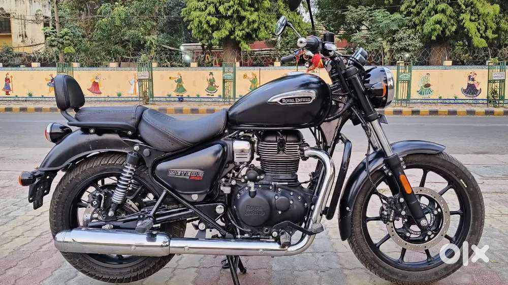 Royal Enfield staller black
