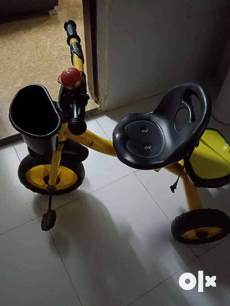 Baby tricycle and handle with support