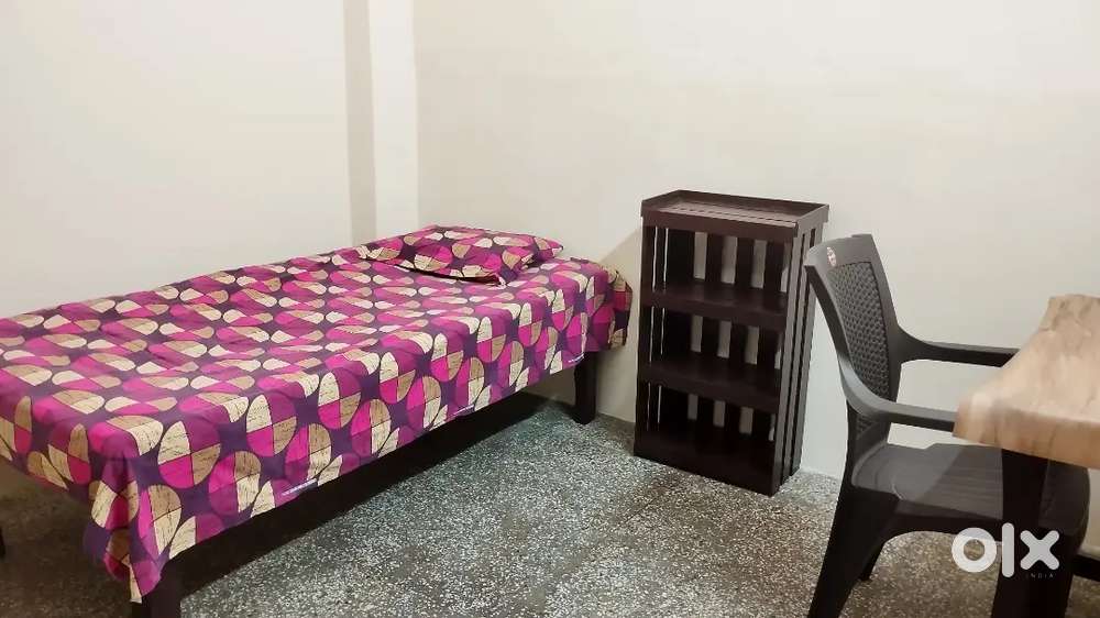 BOYS PG IN HUSAINGANJ.