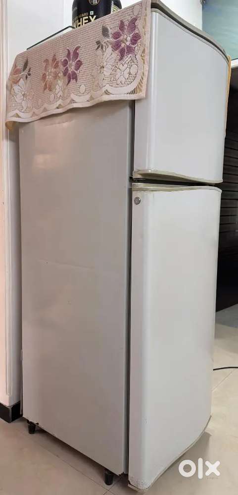 DD Fridge 260L Godrej Rs.6000/-