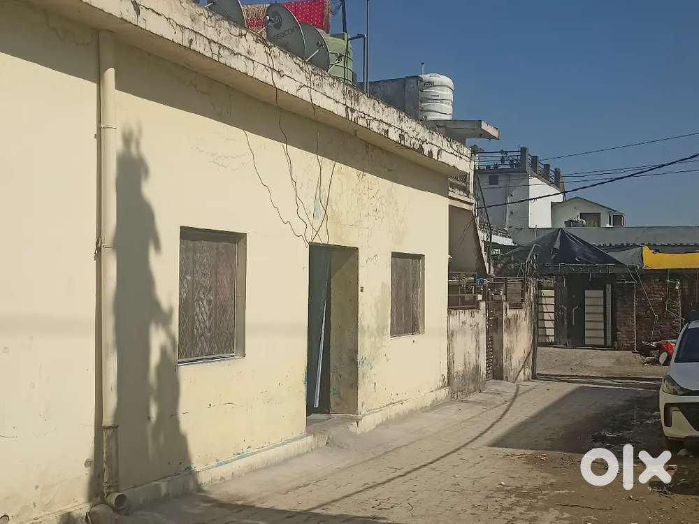 160 gaz plot mein 6 rooms with kitchen and toilet bathroom attached