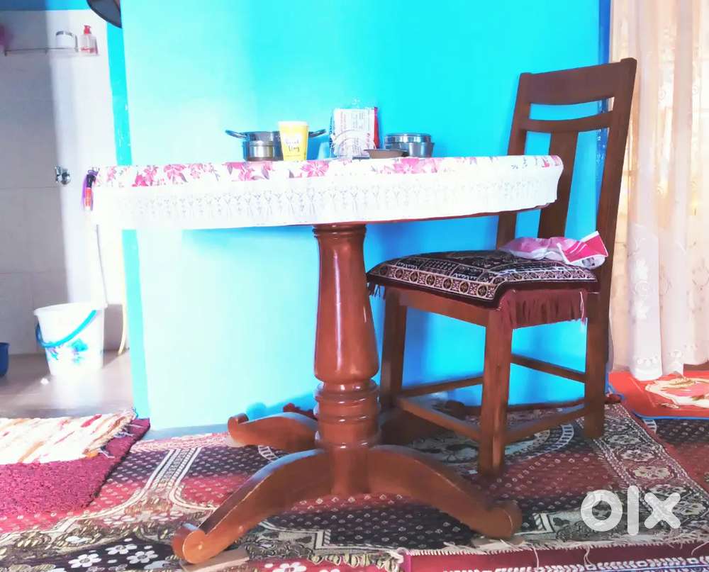 Elegant dinning table with four chair - Great condition