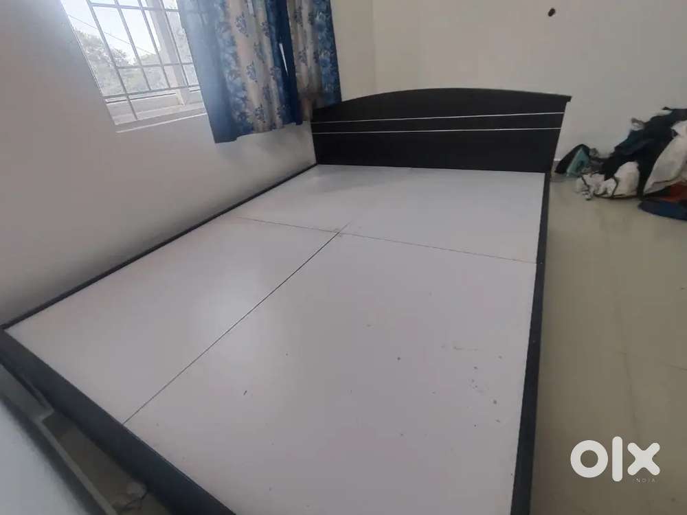 Queen size wooden cot