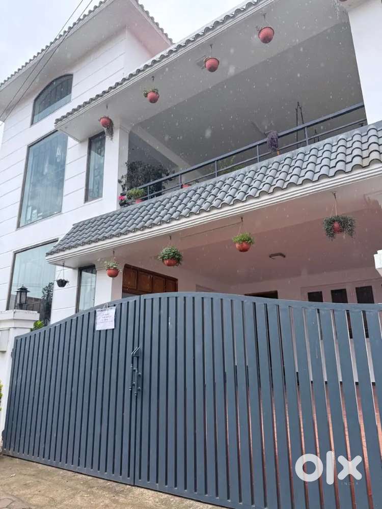 comfortable and clean house in a posh locality