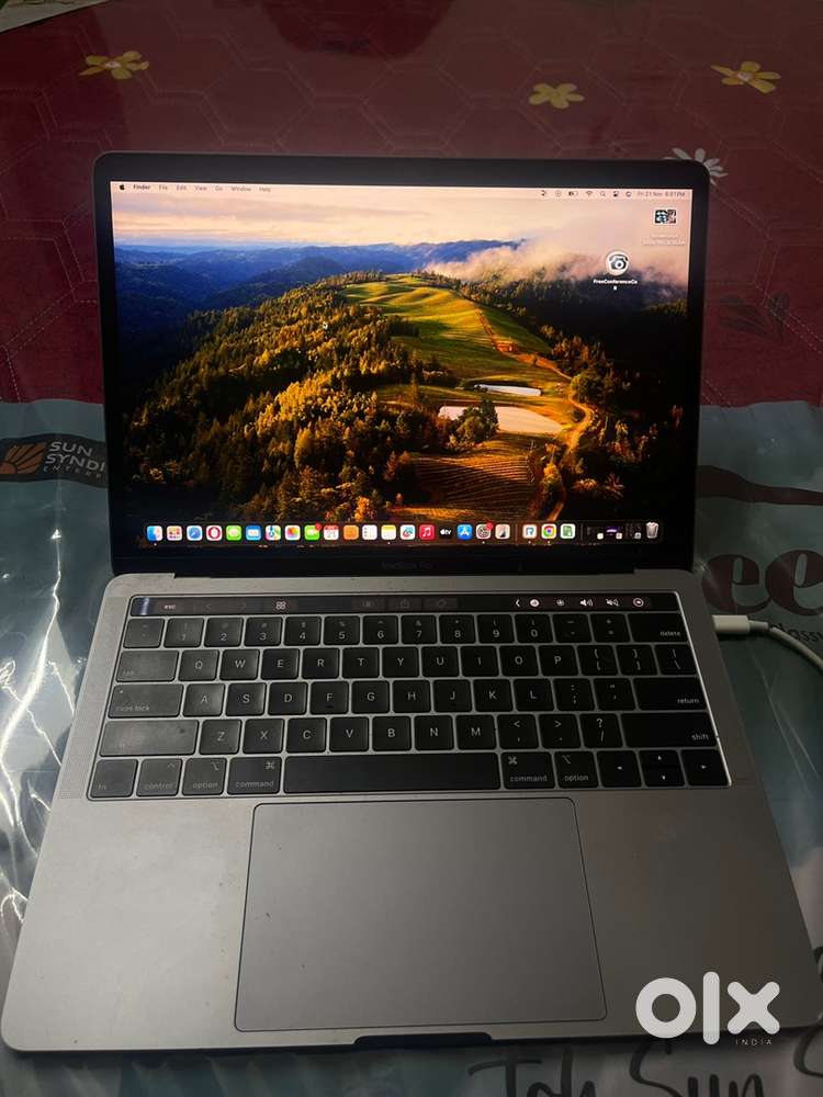 Macbook pro , touch bar , 8gb 256 storage