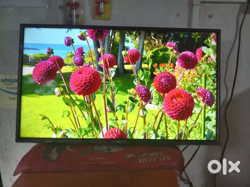 Samsung/ LG 32 INCHES SMART LED TV . SHOWROOM CONDITION LIKE NEW.