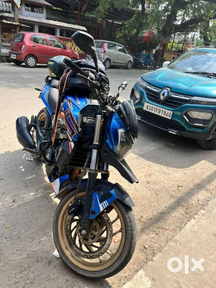 One handed first owner dominar 400 abs