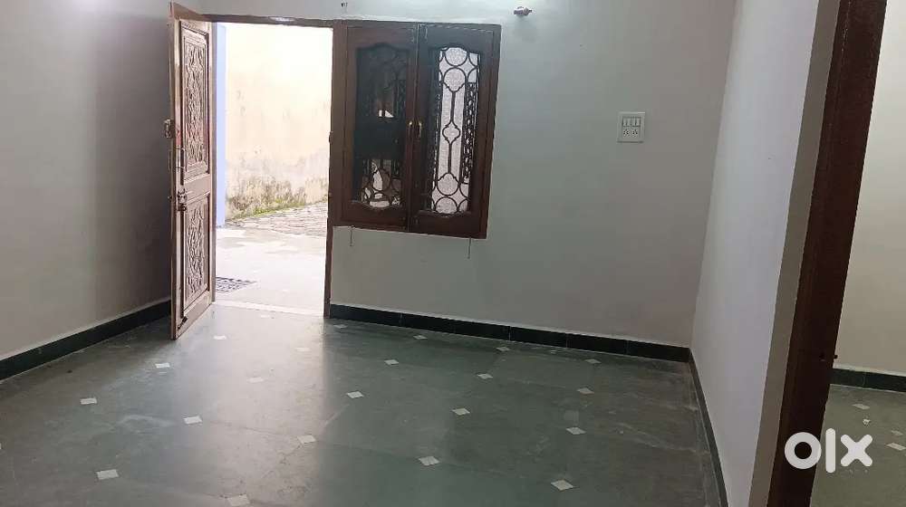 2BHK rent per dena hai, prime location