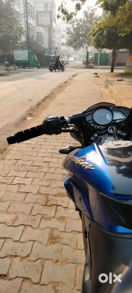 Meri Bajaj Pulsar NS160 (2018 model) bilkul smooth condition mein hai.