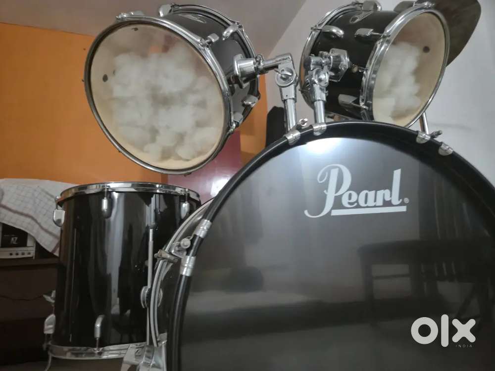 Pearl Roadshow Drum Set (with Hi-Hat and Crash cymbal)