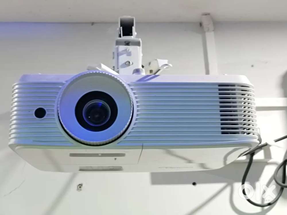 PROJECTOR And PROJECTOR SCREEN FOR SALE