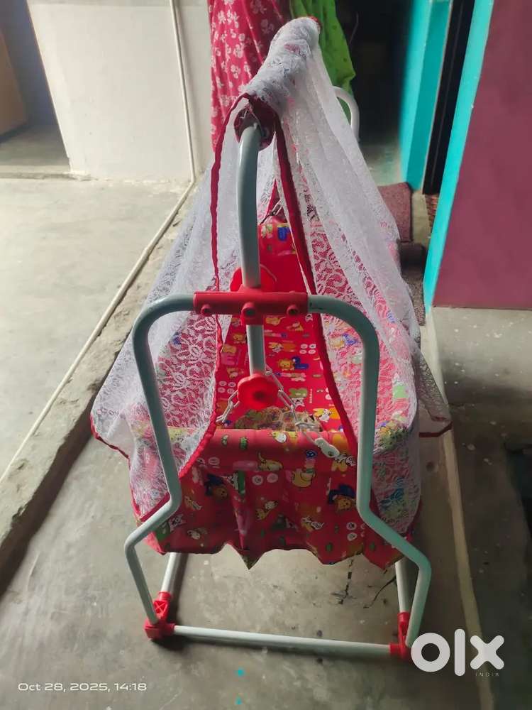 झूला बच्चों का बिल्कुल नया है