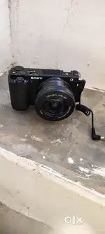 ( SONY ZV-E-10 CAMERA) . Not scratch,, New CAMERA. 1 month used.