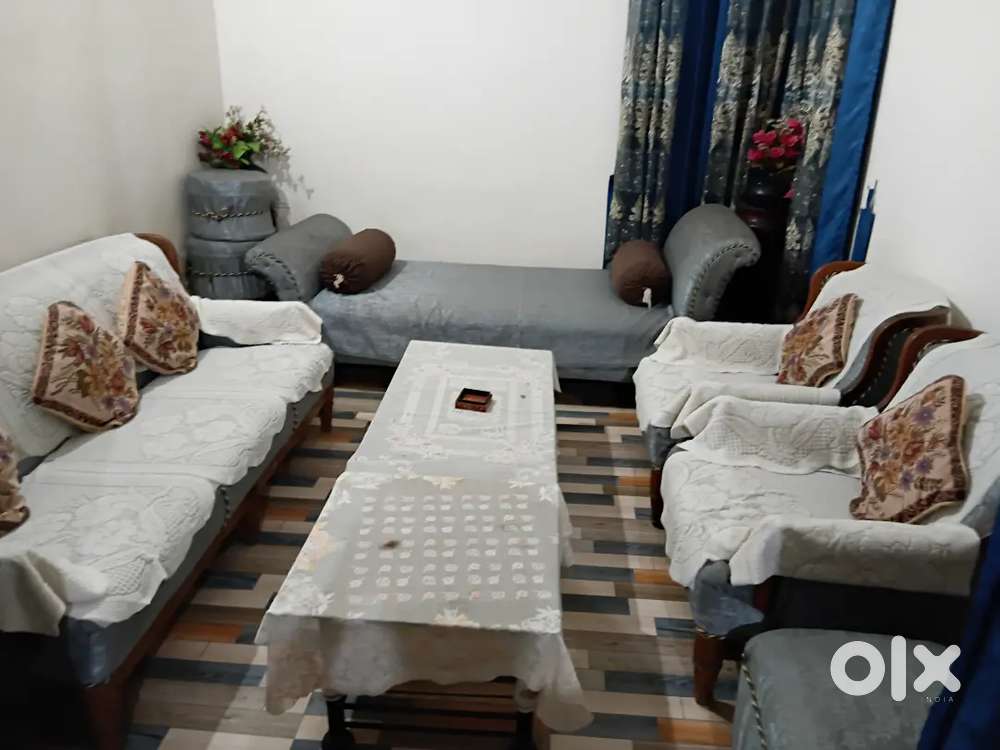 4.5  MARLE KOTHI WITH 4 BED ROOMS DRAWING DINING 3 RASOI & 5 TOILETS